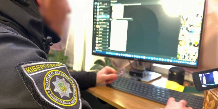У Миколаєві в ході міжнародної спецоперації викрили 29-річного хакера, який завдав провідній світовій компанії збитків на $2 млн. (ФОТО)
