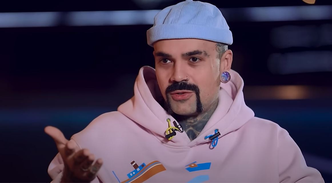 «Мені кармічно соромно», – колишній режисер «Битви екстрасенсів» стверджує, що все це брехня (ВІДЕО)