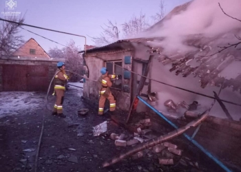 На Миколаївщині внаслідок падіння уламків збитої ворожої ракети загорівся житловий будинок