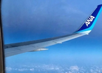 У Японії інцидент з Boeing 737: літак повернувся в аеропорт через тріщину в ілюмінаторі в кабіні пілотів