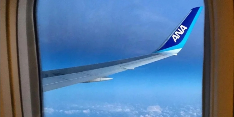 У Японії інцидент з Boeing 737: літак повернувся в аеропорт через тріщину в ілюмінаторі в кабіні пілотів