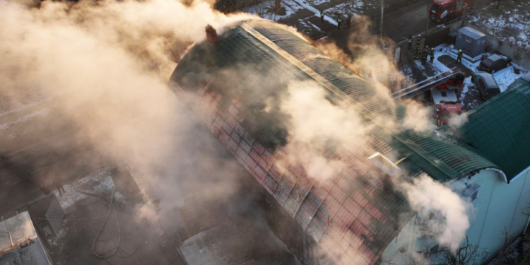 У Миколаєві гасять пожежу у триповерховій будівлі на Садовій (ФОТО, ВІДЕО)