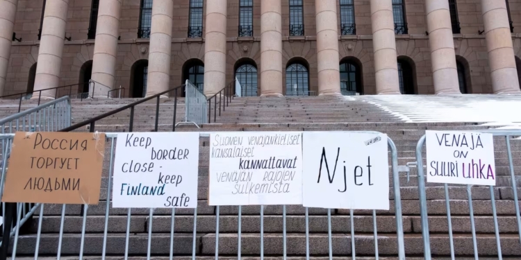 У Фінляндії група росіян і російськомовних вийшла на мітинг, щоб підтримати рішення фінського уряду про закриття кордону з РФ