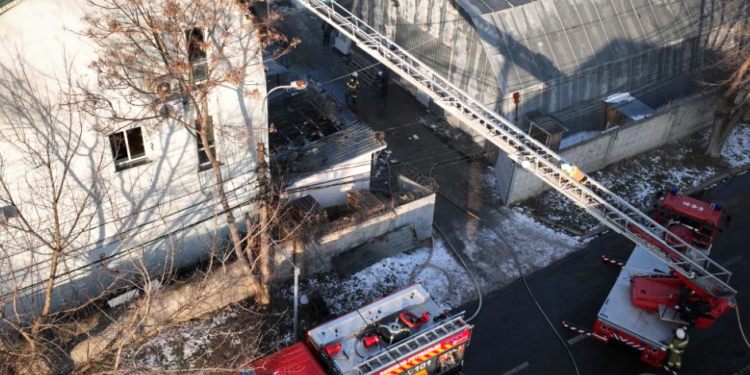 Вогнеборці загасили пожежу триповерхової будівлі площею 150 кв. м у Миколаєві