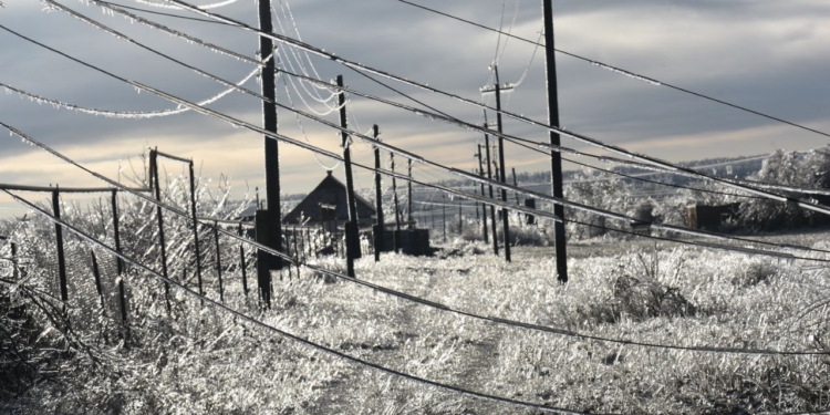 Ліквідація наслідків негоди на Миколаївщині: треба повернути світло ще в понад 1300 домівок