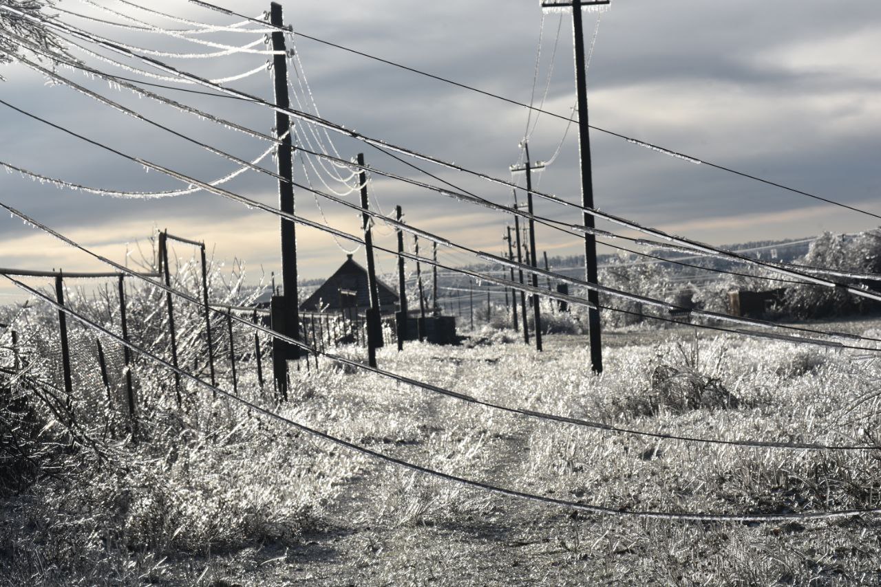 Ліквідація наслідків негоди на Миколаївщині: треба повернути світло ще в понад 1300 домівок