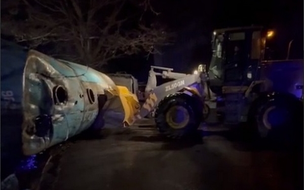 В центрі Миколаєва перекинулась цистерна з олією – на місці комунальники вже прибирають наслідки аварії (ВІДЕО)