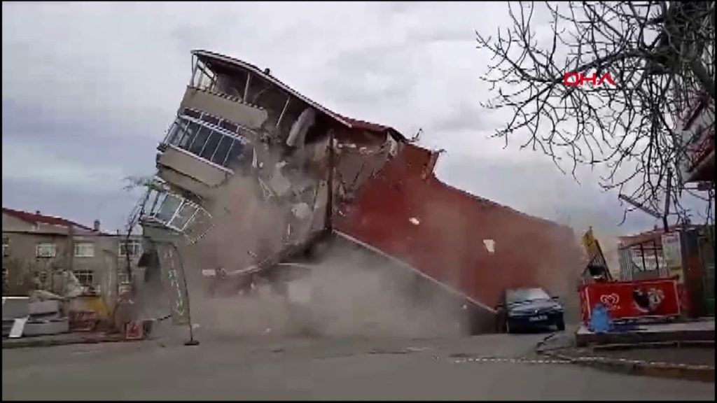 У Стамбулі через будівництво метро обвалилися 2 будинки (ФОТО) 2