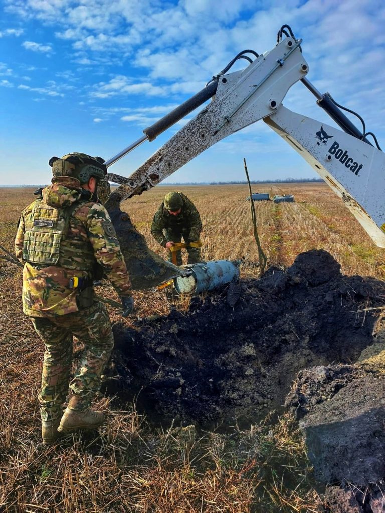 На Херсонщині вибухотехніки поліції виявили та знешкодили російську ракету «Х-101» (ФОТО, ВІДЕО) 1