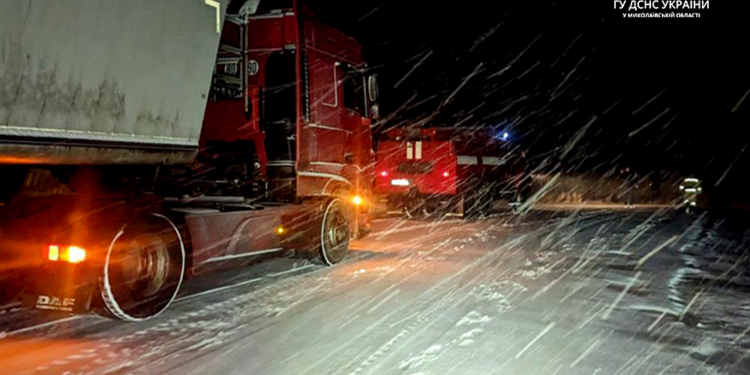 Два автобуси, два легковики і фура: що минулої доби з бездоріжжя витягали рятувальники Миколаївщини (ФОТО)