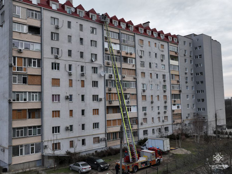 У Миколаєві вогнеборці ліквідували пожежу утеплювача в багатоповерхівці (ФОТО) 2