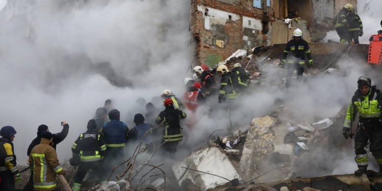 Рятувальна операція після ракетної атаки росіян на Київ, Харків і Павлоград: скільки загиблих та поранених на цей момент (ФОТО)