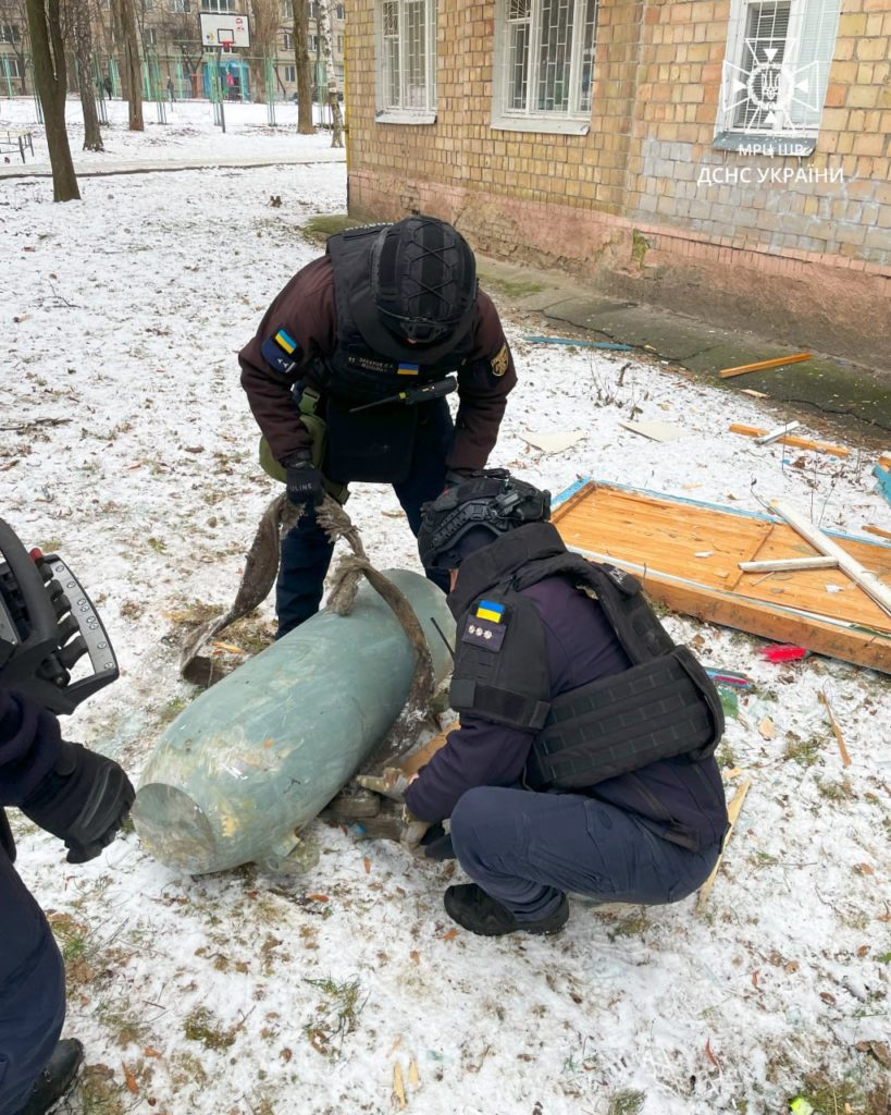 В Києві з будинку дістали бойову частину ракети, яка не розірвалася (ФОТО) 2