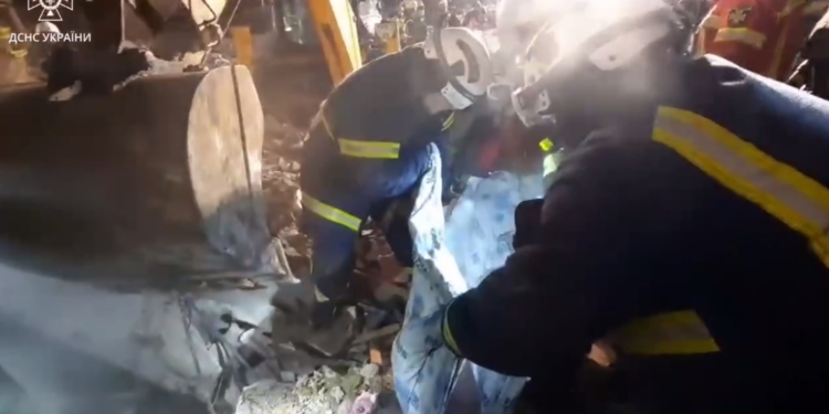 Кількість жертв російської ракетної атаки у Харкові збільшилась: з-під завалів дістали тіло дівчинки 8 років (ОНОВЛЕНО, ВІДЕО)