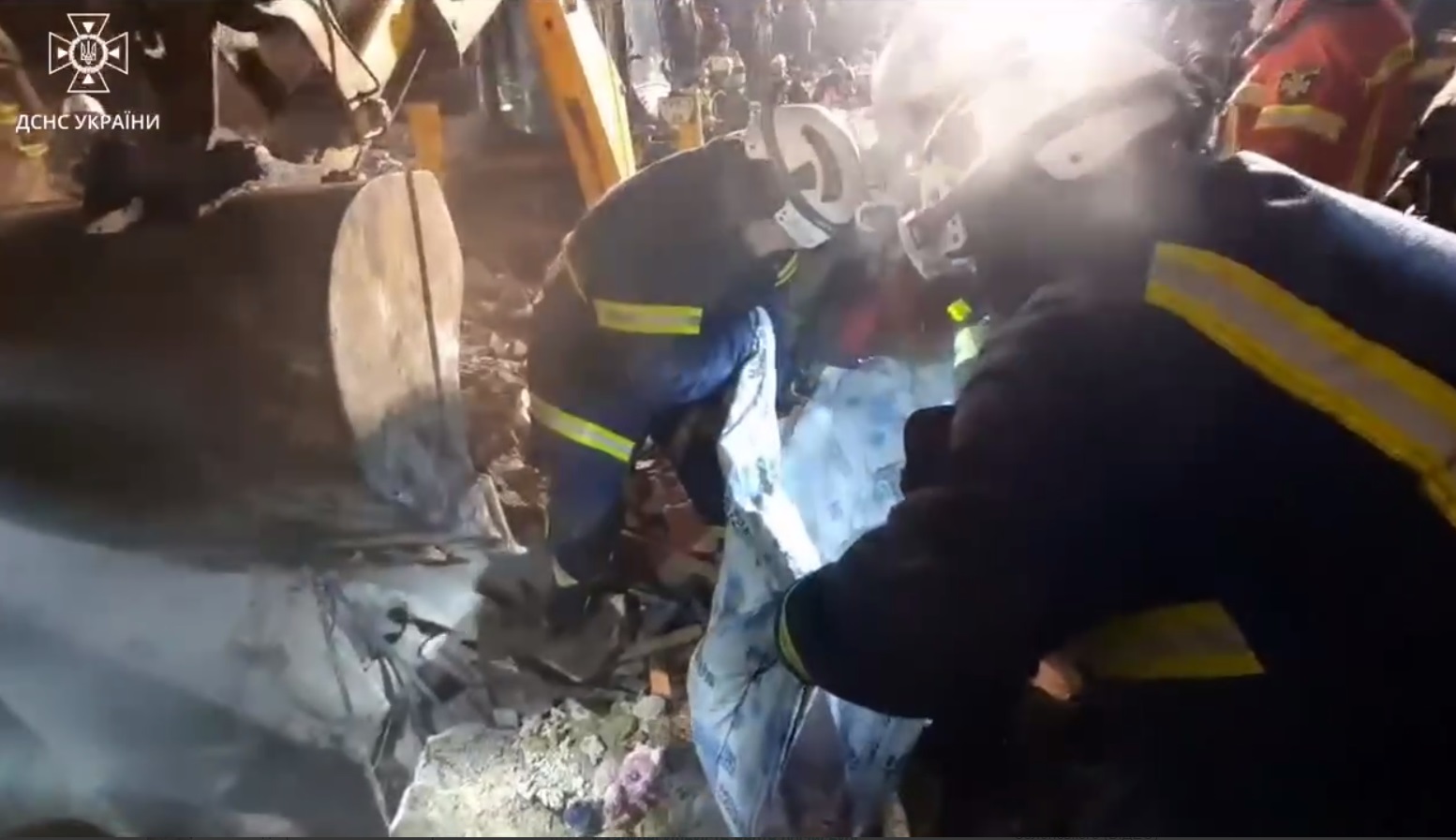 Кількість жертв російської ракетної атаки у Харкові збільшилась: з-під завалів дістали тіло дівчинки 8 років (ОНОВЛЕНО, ВІДЕО)