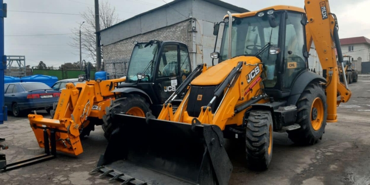 Миколаїв отримав нову техніку від партнерів: для ремонту доріг і сталого інтернету (ФОТО)