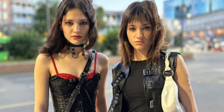 Як в кіно. В Грузії близнючок з роддому продали в різні родини. Як вони знайшли одна одну (ФОТО)