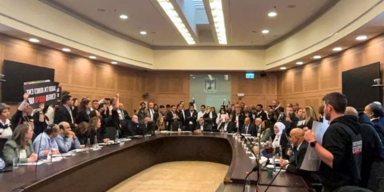 “Поверніть хоча б одного з трьох!” Група родичів ізраїльських заручників прорвалась в Кнесет