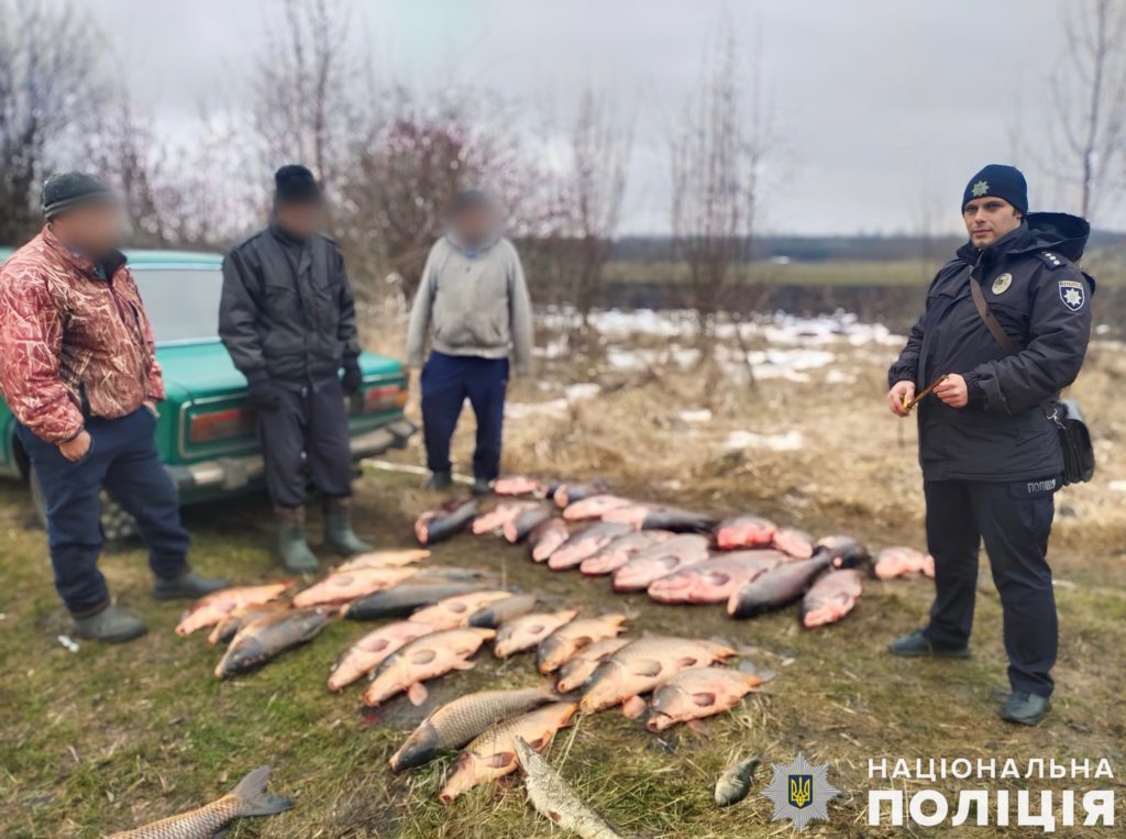 На Миколаївщині поліція затримала 3 браконьєрів з майже 200 кг риби – ловили сітками (ФОТО) 1