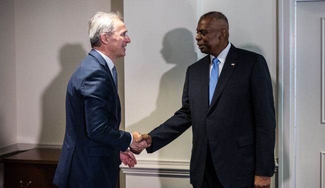 Глави Пентагону та НАТО обговорили критичність швидкого збільшення виробництва озброєння для подальшої допомоги Україні