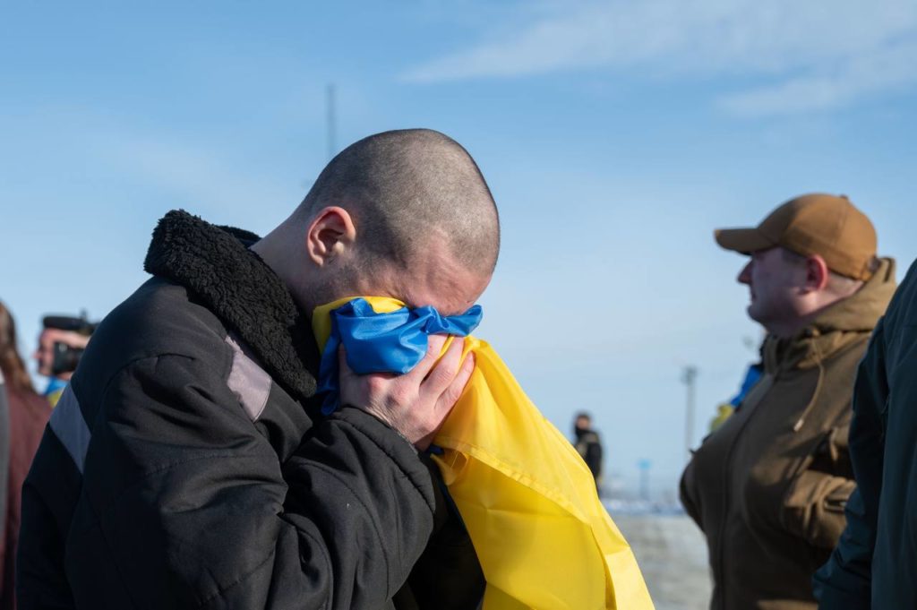 Великий обмін: з російського полону в Україну повернулись 207 захисників (ФОТО) 2