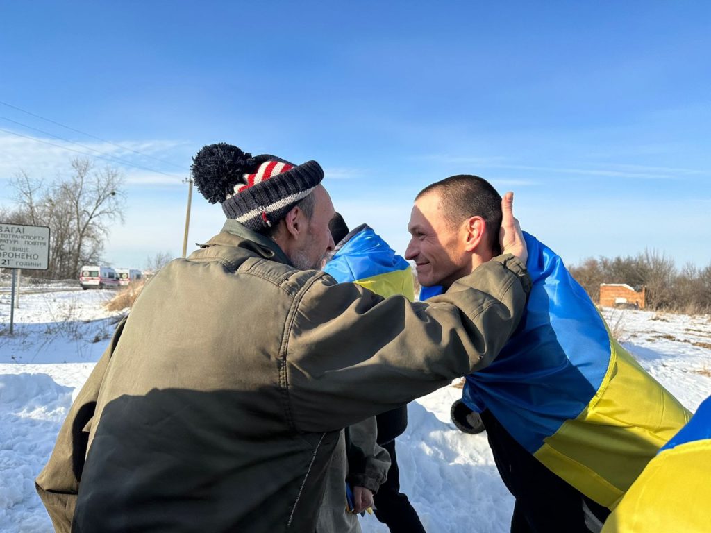 Серед звільнених сьогодні з російського полону - захисники Маріуполя, Херсона, бійці з острова Зміїний, морпіхи та бойові медики (ФОТО) 2