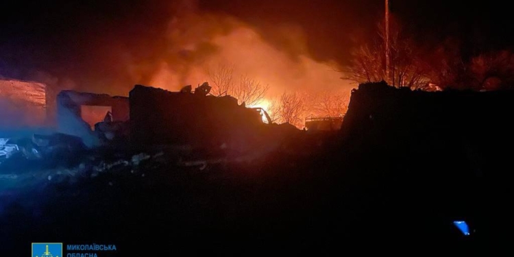 В Офісі Генпрокурора показали наслідки вчорашнього обстрілу Снігурівки на Миколаївщині: поранена дитина – в важкому стані, пошкоджено понад 30 будинків та госпспоруд (ФОТО)