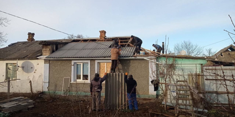 У Снігурівці на Миколаївщині після вчорашнього обстрілу чотири сім’ї залишились без даху над головою. Інші пошкоджені будинки латали весь день (ФОТО)