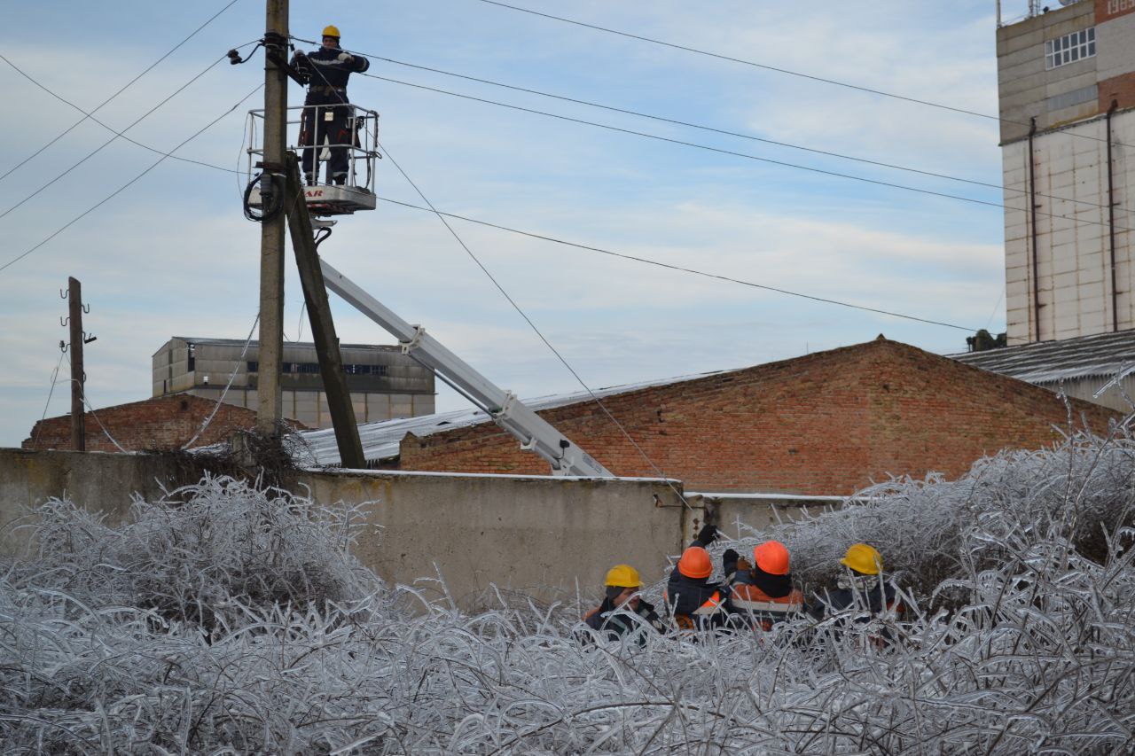 На Миколаївщині енергетики заживили всі населені пункти, знеструмлені внаслідок негоди: в яких умовах доводилось працювати (ФОТО)