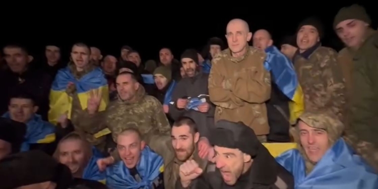 В Україну з полону повернули понад 200 бранців (ВІДЕО)