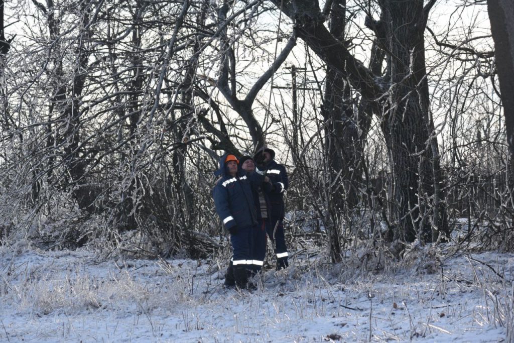 На Миколаївщині енергетики заживили всі населені пункти, знеструмлені внаслідок негоди: в яких умовах доводилось працювати (ФОТО) 21