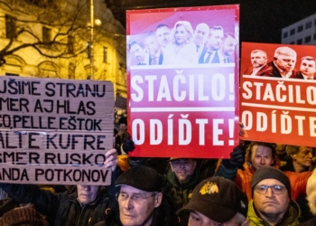 “Мафіозі Фіцо”, – близько 27 тис. словаків протестували в Братиславі (ФОТО)