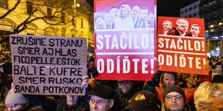 “Мафіозі Фіцо”, – близько 27 тис. словаків протестували в Братиславі (ФОТО)