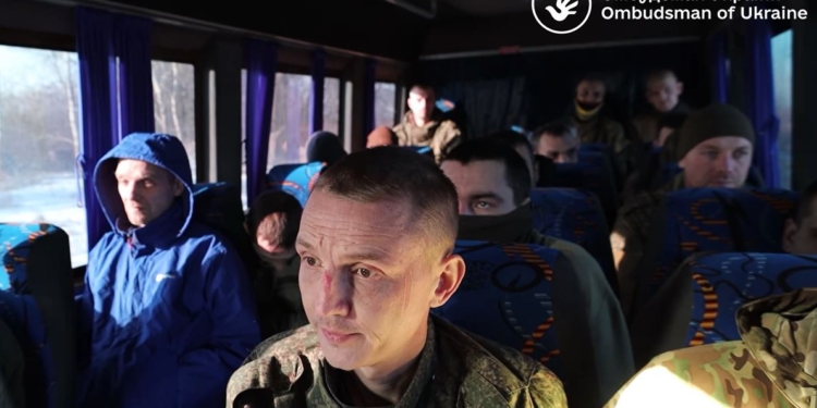 Лубінець поговорив з російськими полоненими перед обміном і “передав привіт” Москальковій (ВІДЕО)