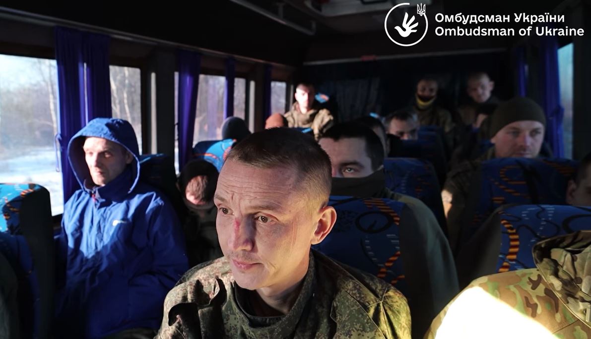 Лубінець поговорив з російськими полоненими перед обміном і “передав привіт” Москальковій (ВІДЕО)