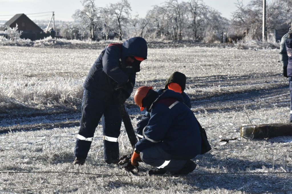 На Миколаївщині енергетики заживили всі населені пункти, знеструмлені внаслідок негоди: в яких умовах доводилось працювати (ФОТО) 25