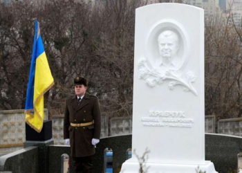 На Байковому кладовищі відкрили меморіал першому президенту Кравчуку – йому б цей процес навряд чи сподобався (ФОТО, ВІДЕО)