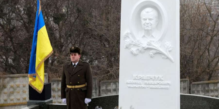 На Байковому кладовищі відкрили меморіал першому президенту Кравчуку – йому б цей процес навряд чи сподобався (ФОТО, ВІДЕО)