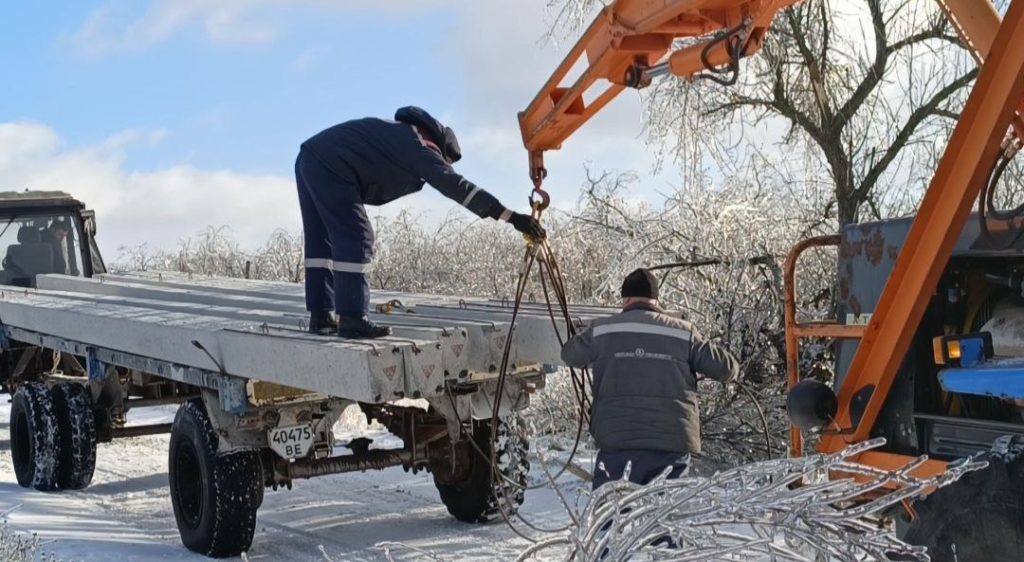 На Миколаївщині енергетики заживили всі населені пункти, знеструмлені внаслідок негоди: в яких умовах доводилось працювати (ФОТО) 3