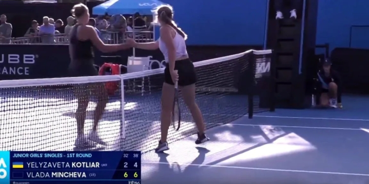 Скандал. Українська тенісистка Єлизавета Котляр потиснула руку росіянці на юніорському Australian Open: росіяни в захваті, українське Мінмолодьспорту вивчає ситуацію (ФОТО)