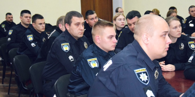 38 діючих поліцейських Миколаївщини пішли на практику в школах – вони стануть офіцерами служби освітньої безпеки (ФОТО)