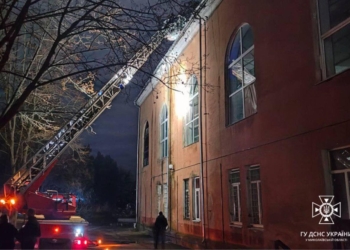 У Миколаєві горів Палац культури «Корабельний» – рятувальники евакуювали 47 людей, з яких 40 дітей (ФОТО)