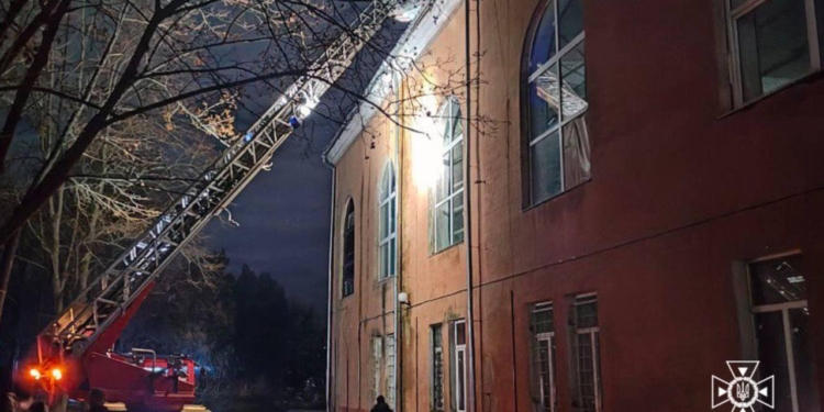 У Миколаєві горів Палац культури «Корабельний» – рятувальники евакуювали 47 людей, з яких 40 дітей (ФОТО)