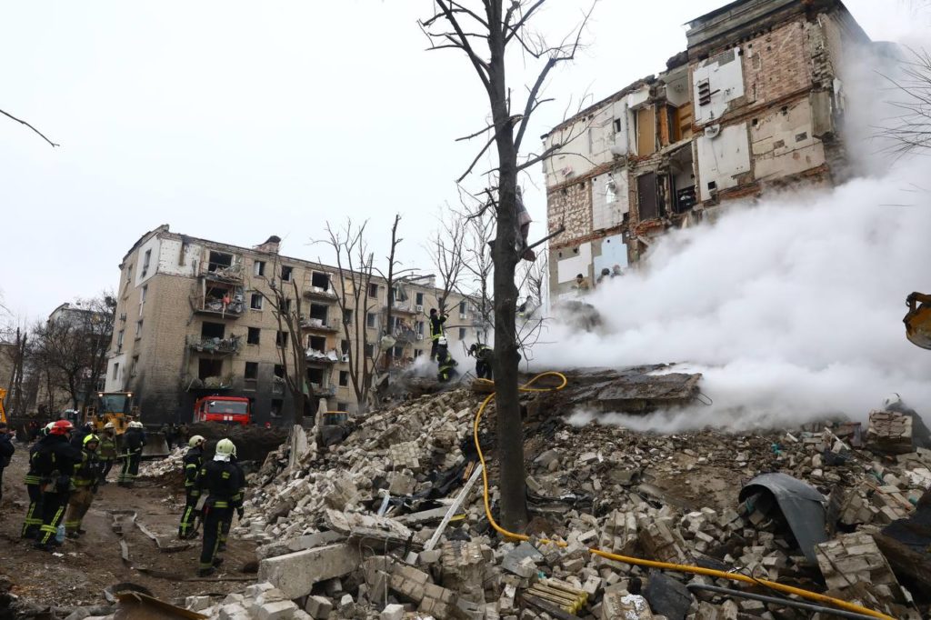 Рятувальна операція після ракетної атаки росіян на Київ, Харків і Павлоград: скільки загиблих та поранених на цей момент (ФОТО) 3