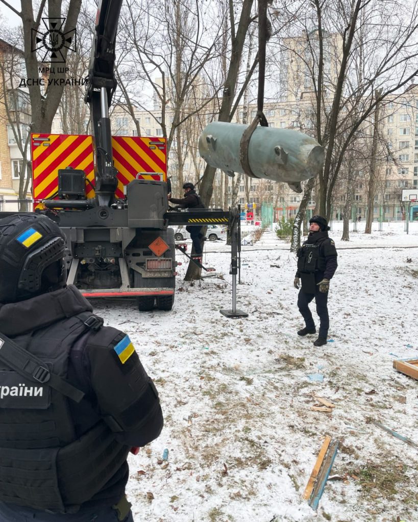 В Києві з будинку дістали бойову частину ракети, яка не розірвалася (ФОТО) 4