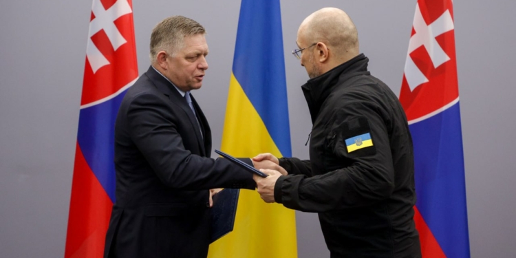 Словаччина підтримає виділення ЄС Україні 50 млрд.євро: чим завершилась зустріч та перемовини Шмигаля з Фіцо (ФОТО)