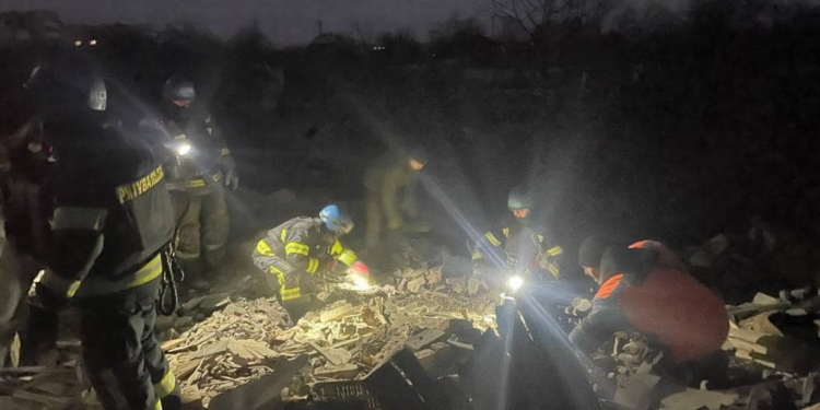 Донеччина: надзвичайники врятували 1 людину та вилучили тіло жінки з-під зруйнованого внаслідок ворожого удару будинку (ФОТО)