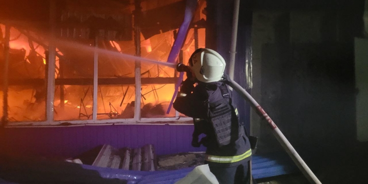 Пожежу через влучання дрона в Снігурівці гасили до ранку (ФОТО)