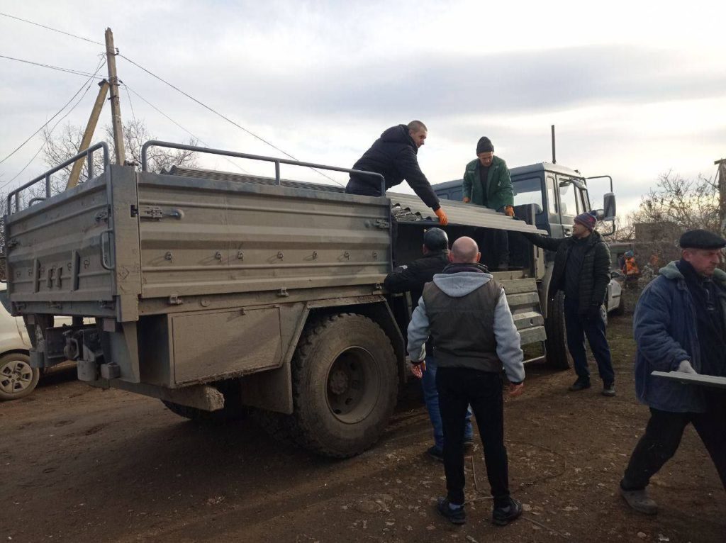 У Снігурівці на Миколаївщині після вчорашнього обстрілу чотири сім’ї залишились без даху над головою. Інші пошкоджені будинки латали весь день (ФОТО) 4