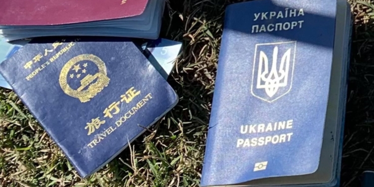 В США на кордоні з Мексикою знайшли українські паспорти. Один – точно фальшивий (ФОТО)